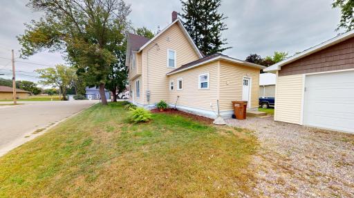 202 Broadway S, Alden, MN 56009