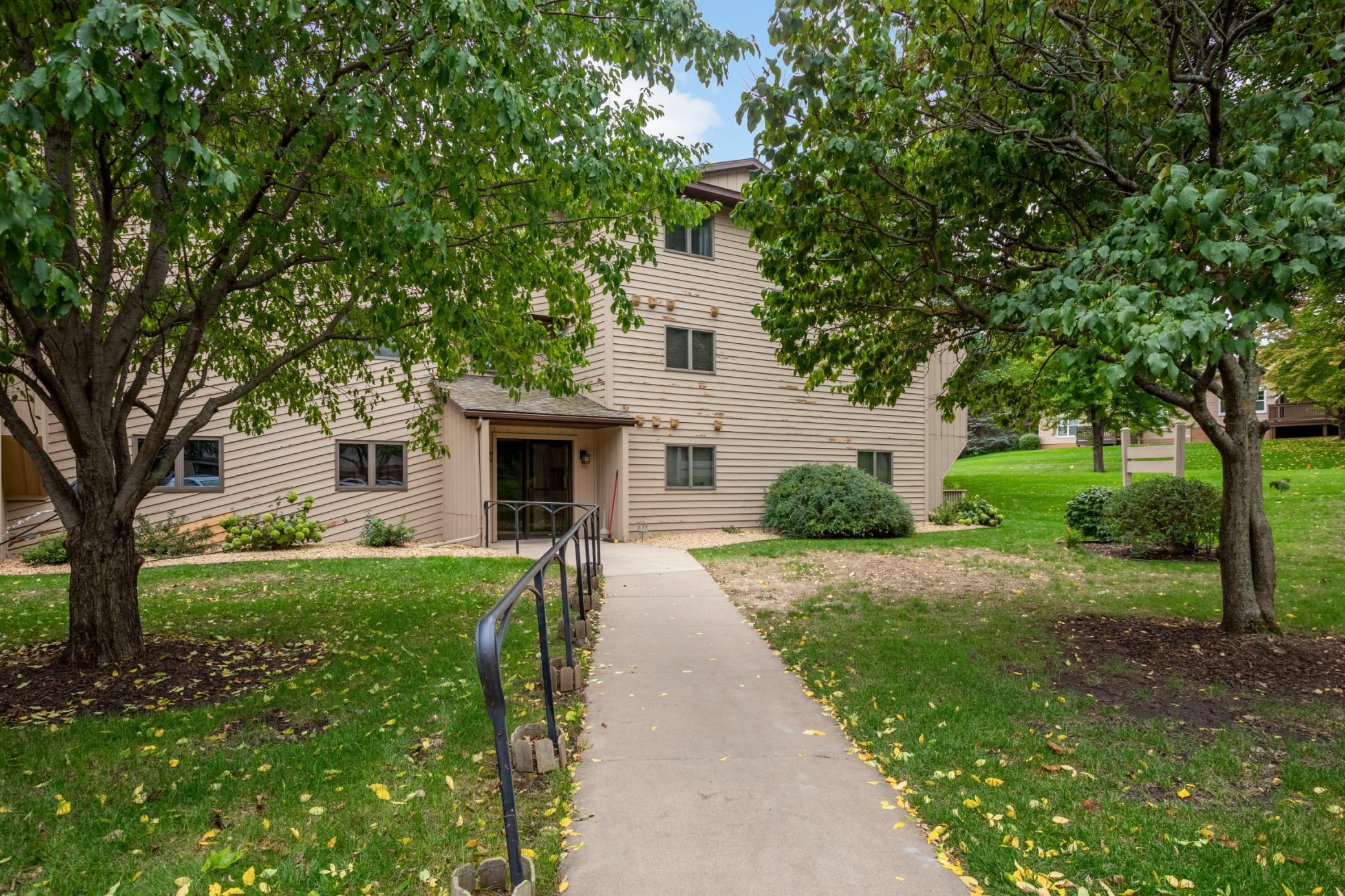 Step right up to this beautiful Hastings condo building, featuring a convenient stair-free entrance.