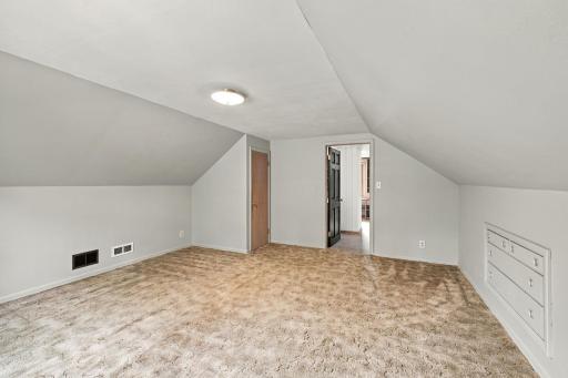 326 5th Avenue NE, Cambridge, MN 55008