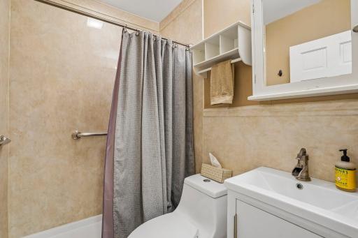 Main level 3/4 bath