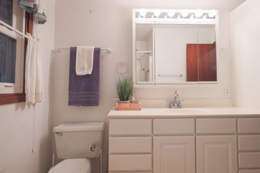 Pic 20 Bathroom.jpg