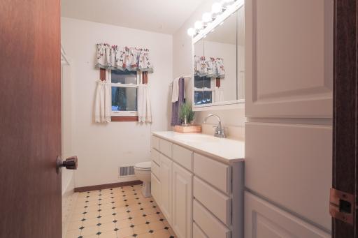 Pic 21 Bathroom.jpg