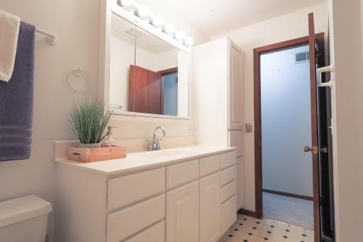 Pic 22 Bathroom.jpg