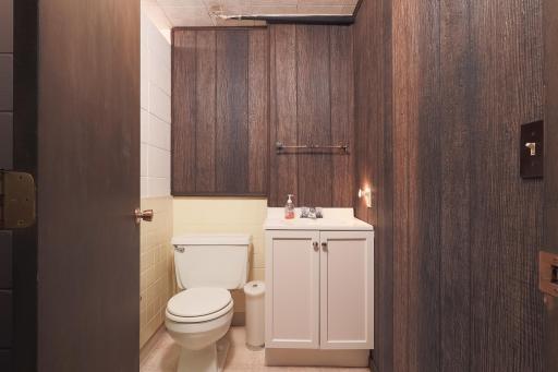 Pic 39 Bathroom.jpg