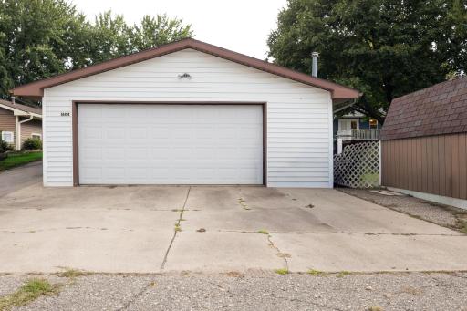 Pic 10 Garage.jpg