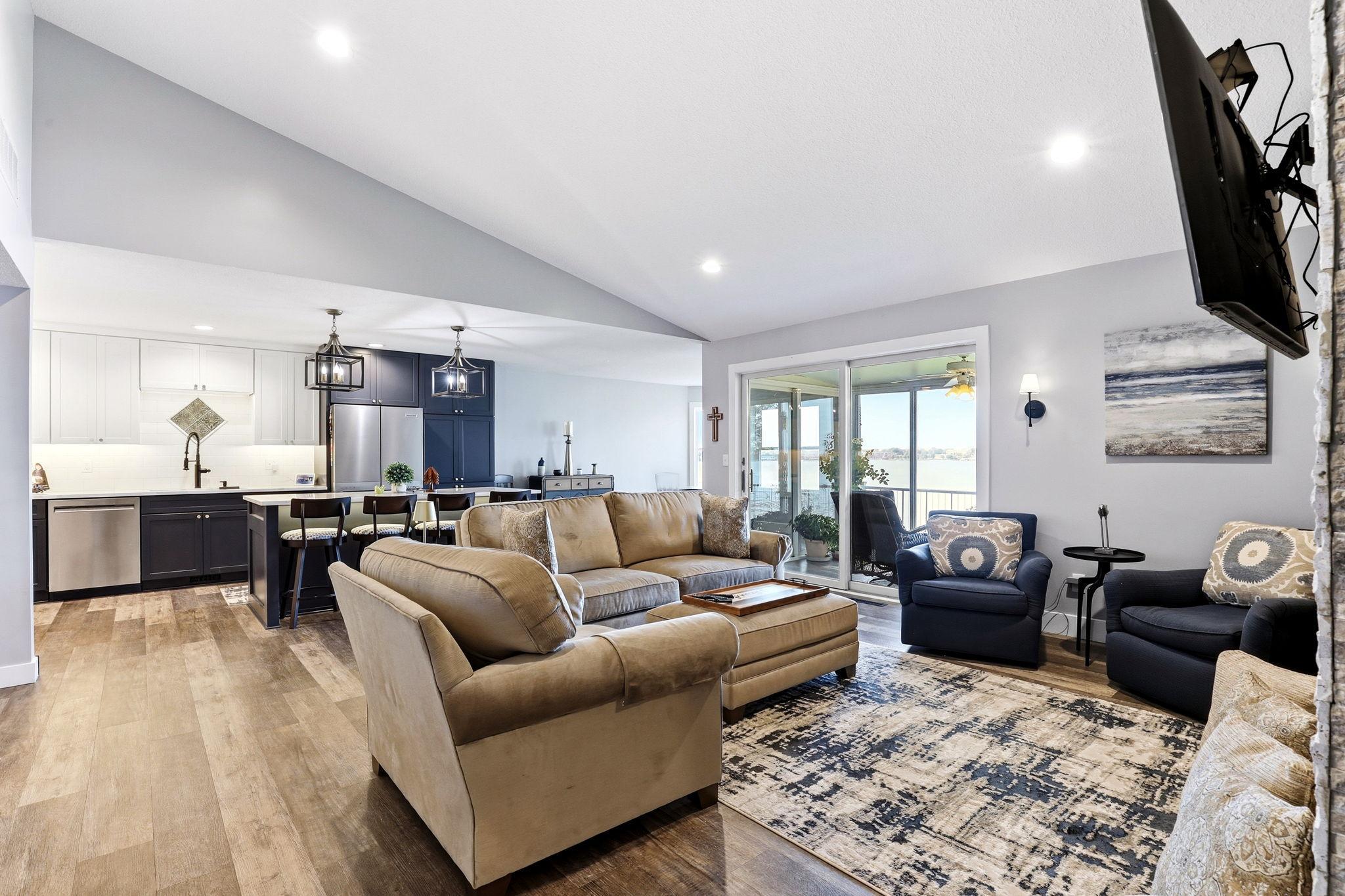 6-web-or-mls-887-8th-Ave-SE-unit-d-06.jpg