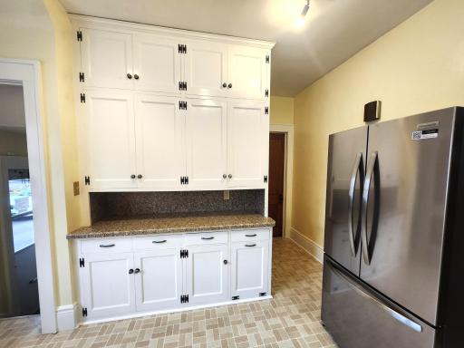 Kitchen Amazing Counter Space and Cabinet Storage.jpg