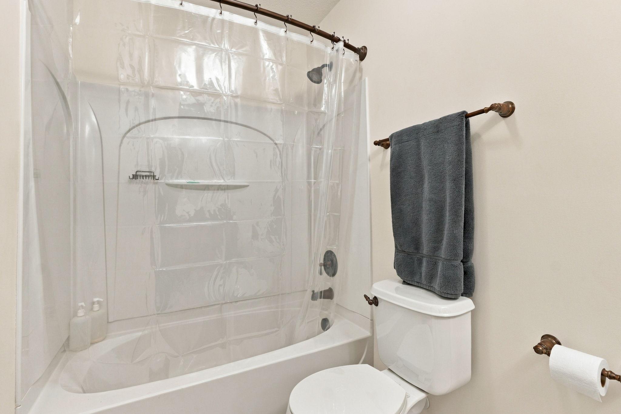33-web-or-mls-6813 67th St-33.jpg