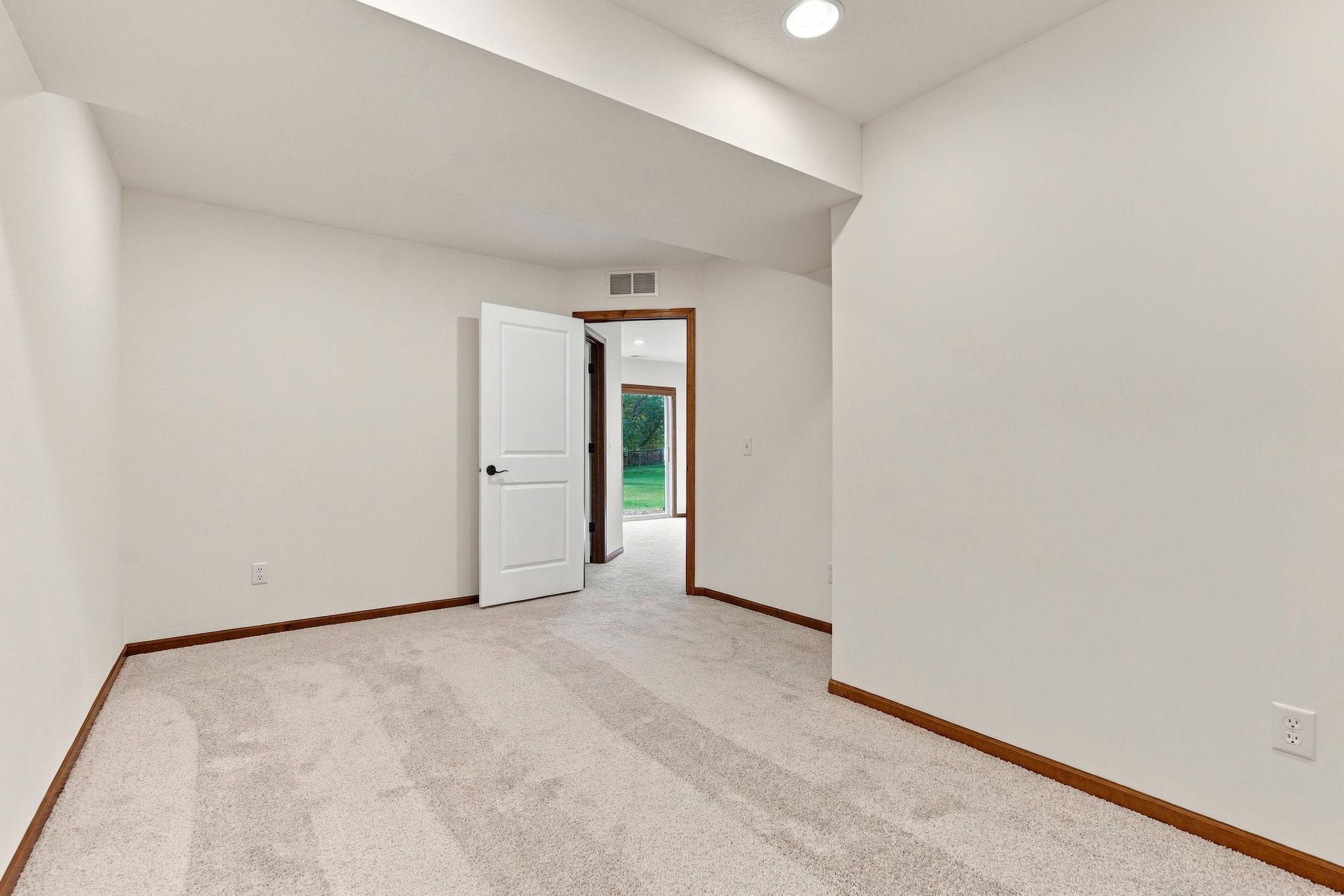 53-web-or-mls-6813 67th St-53.jpg