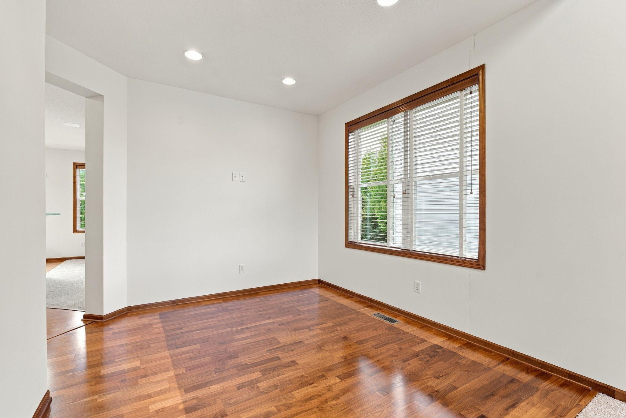 13-web-or-mls-6813 67th St-13.jpg