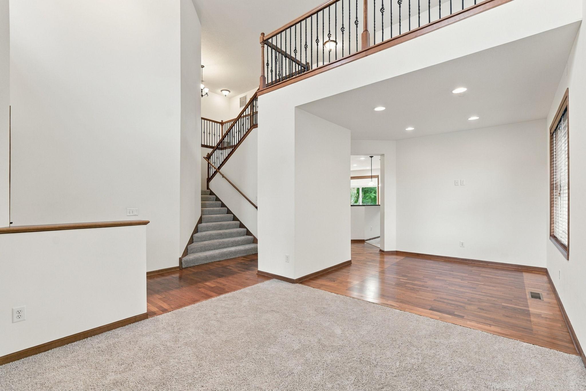 12-web-or-mls-6813 67th St-12.jpg