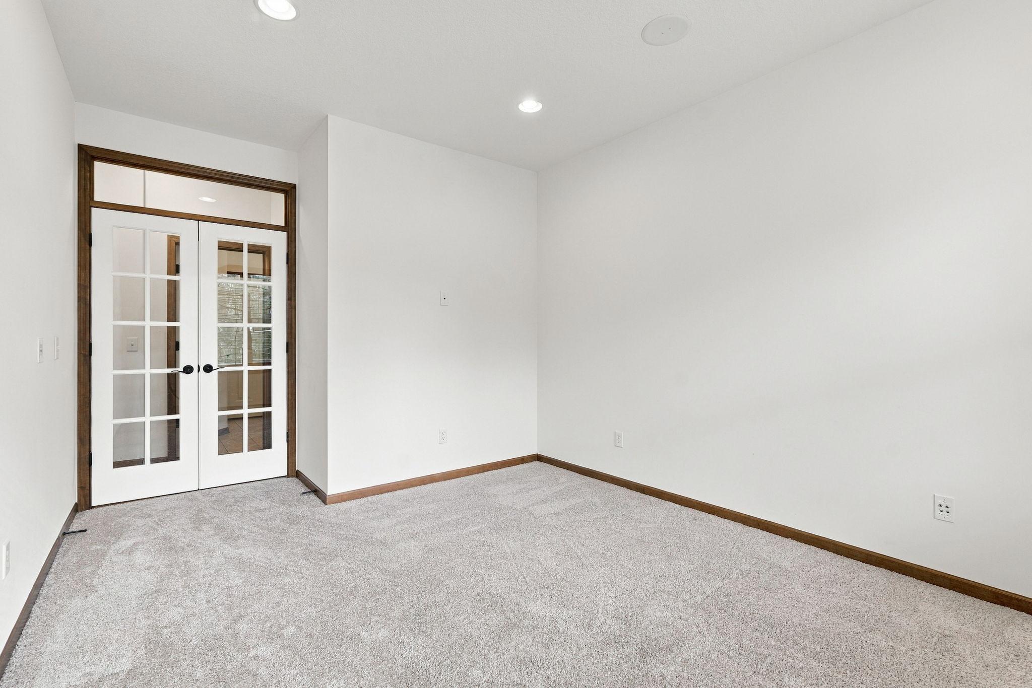 25-web-or-mls-6813 67th St-25.jpg