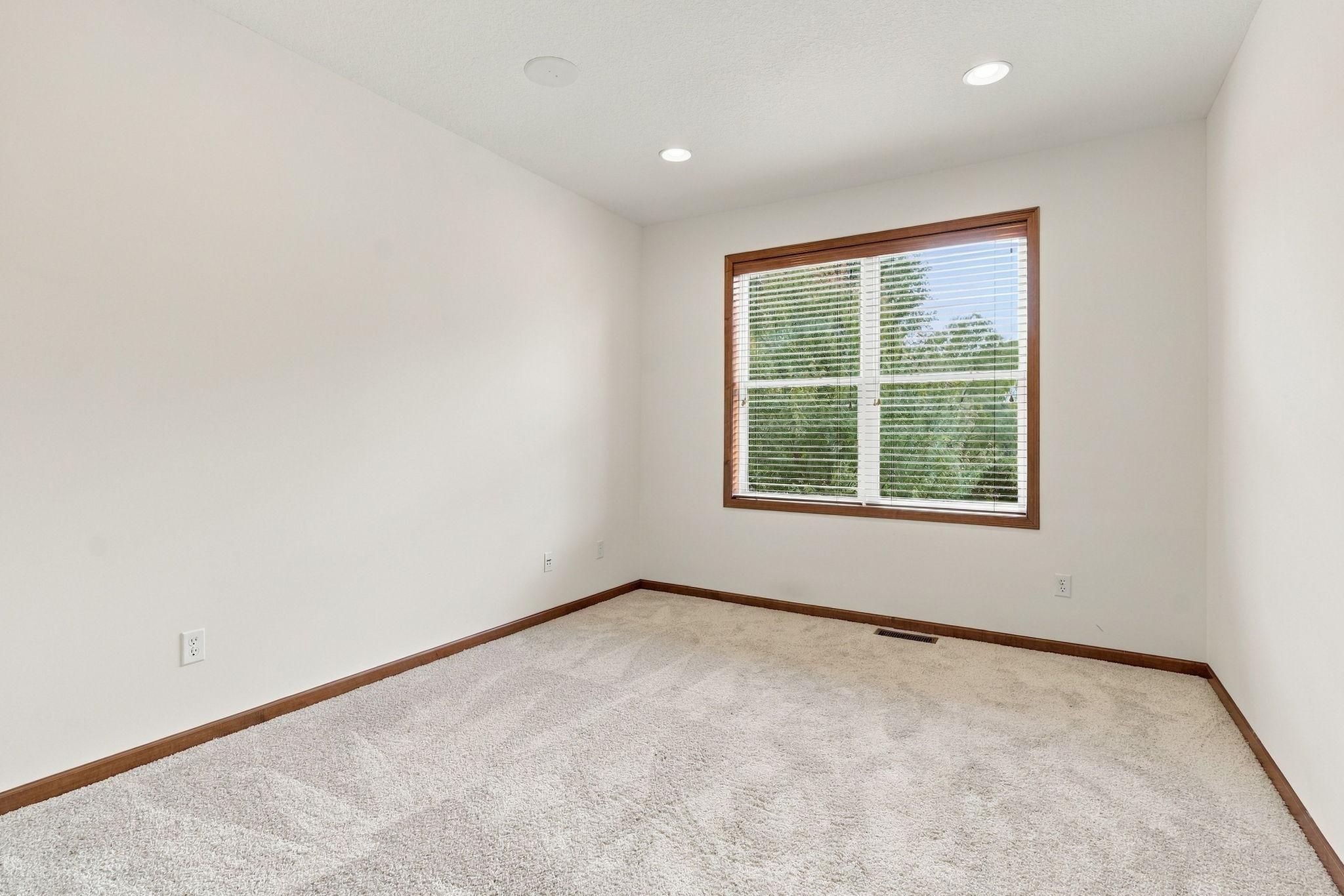 24-web-or-mls-6813 67th St-24.jpg