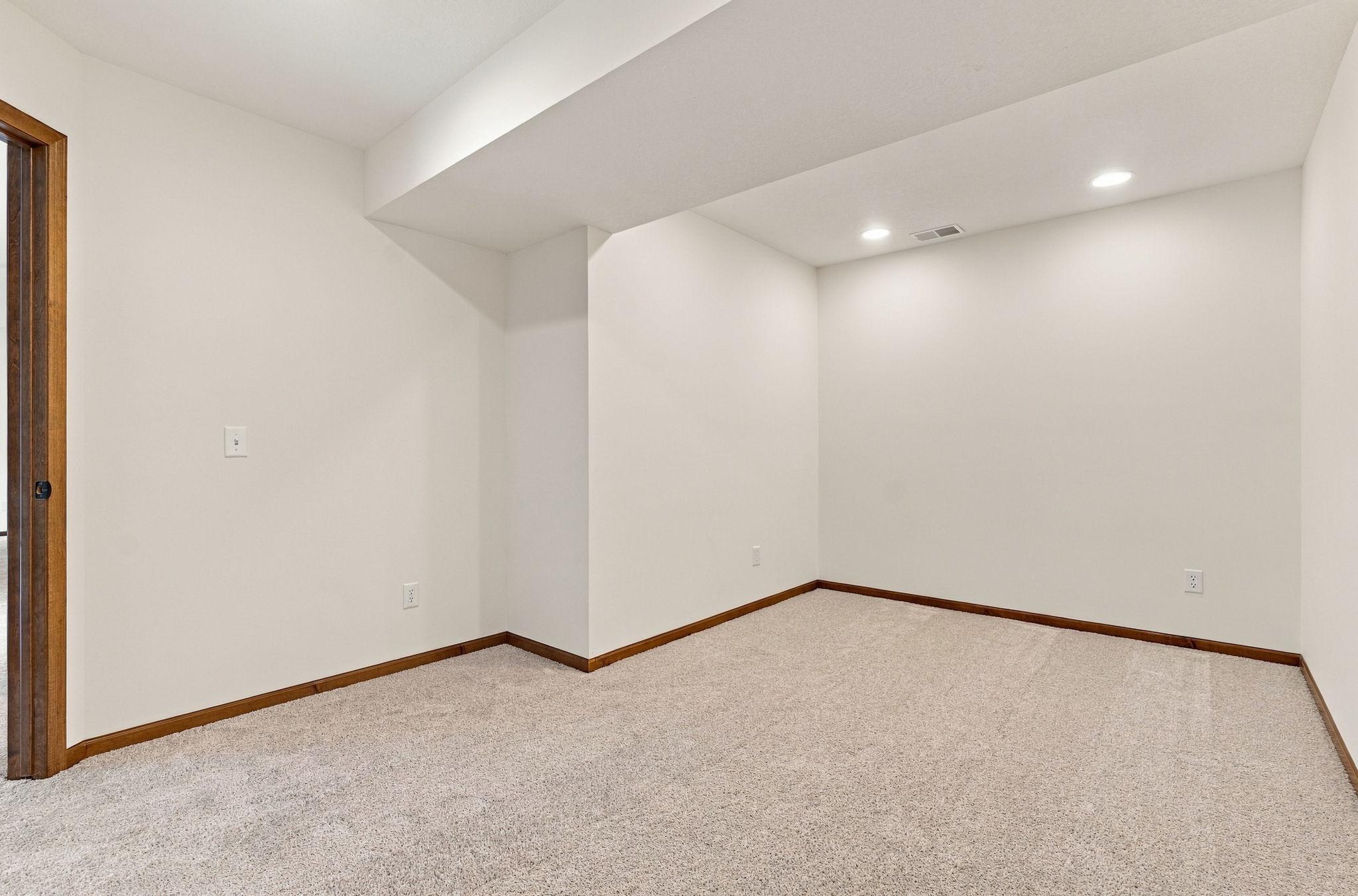 52-web-or-mls-6813 67th St-52.jpg