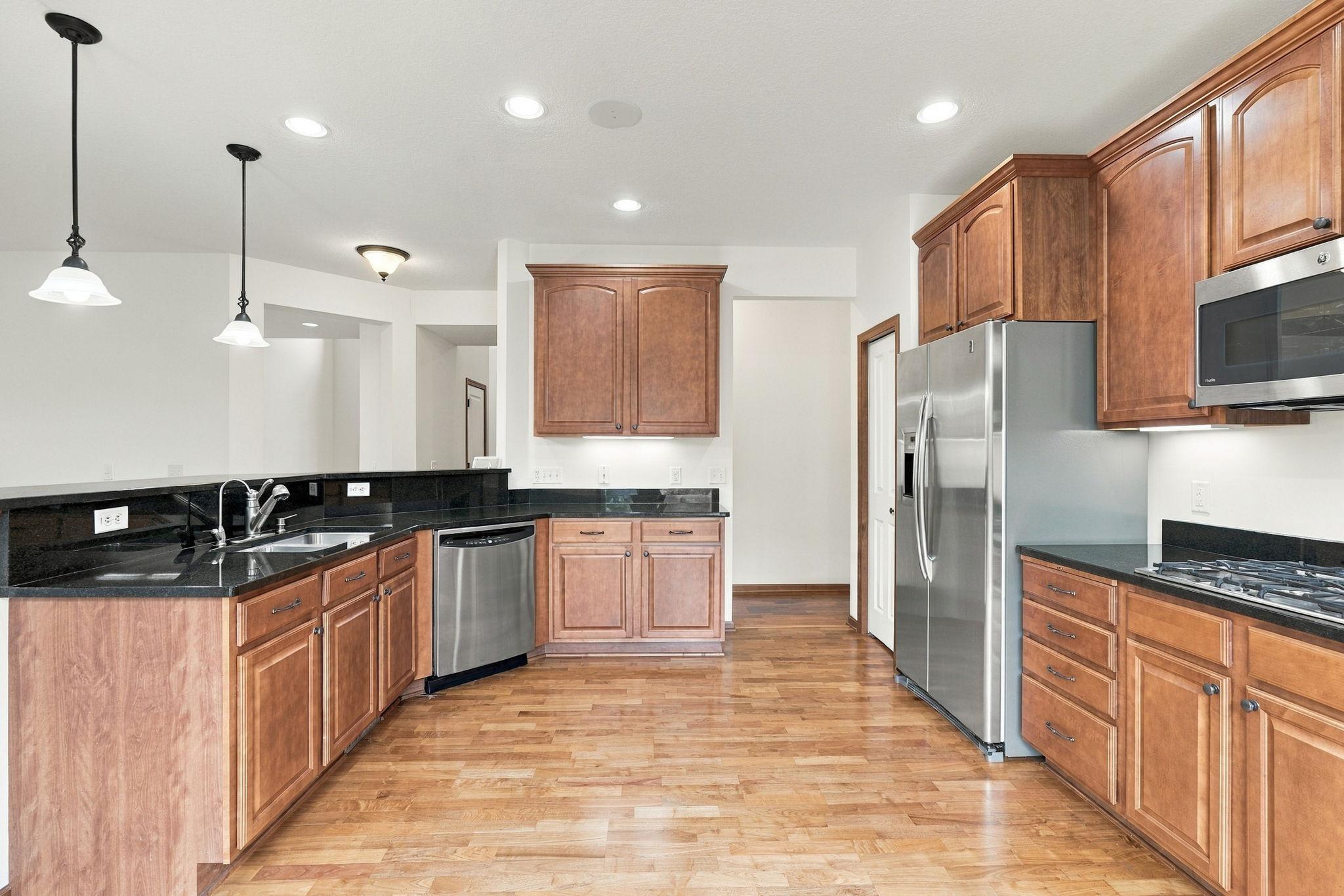 19-web-or-mls-6813 67th St-19.jpg