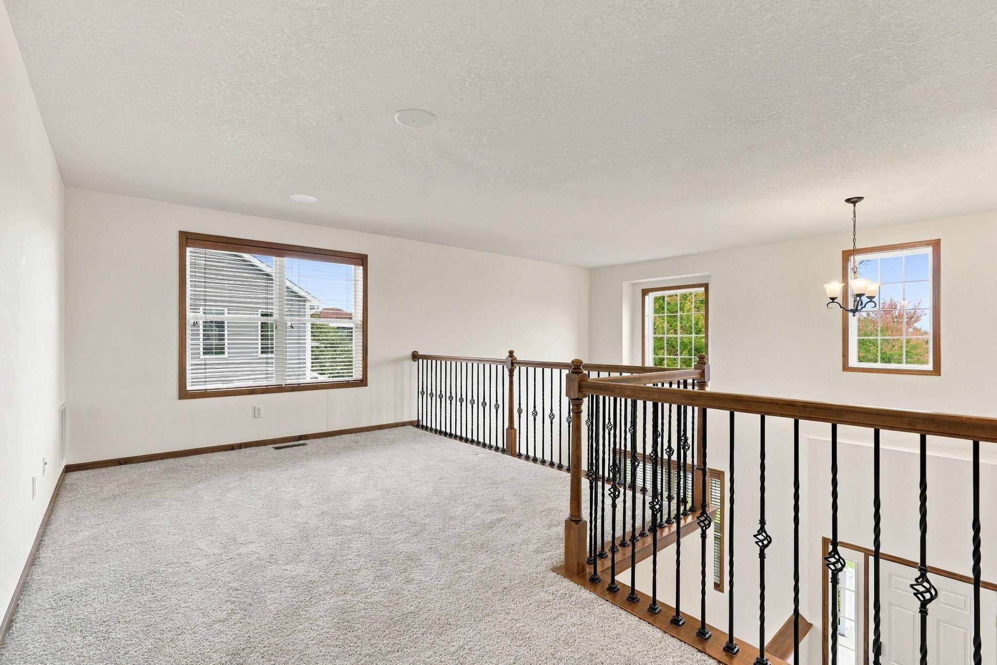 27-web-or-mls-6813 67th St-27.jpg