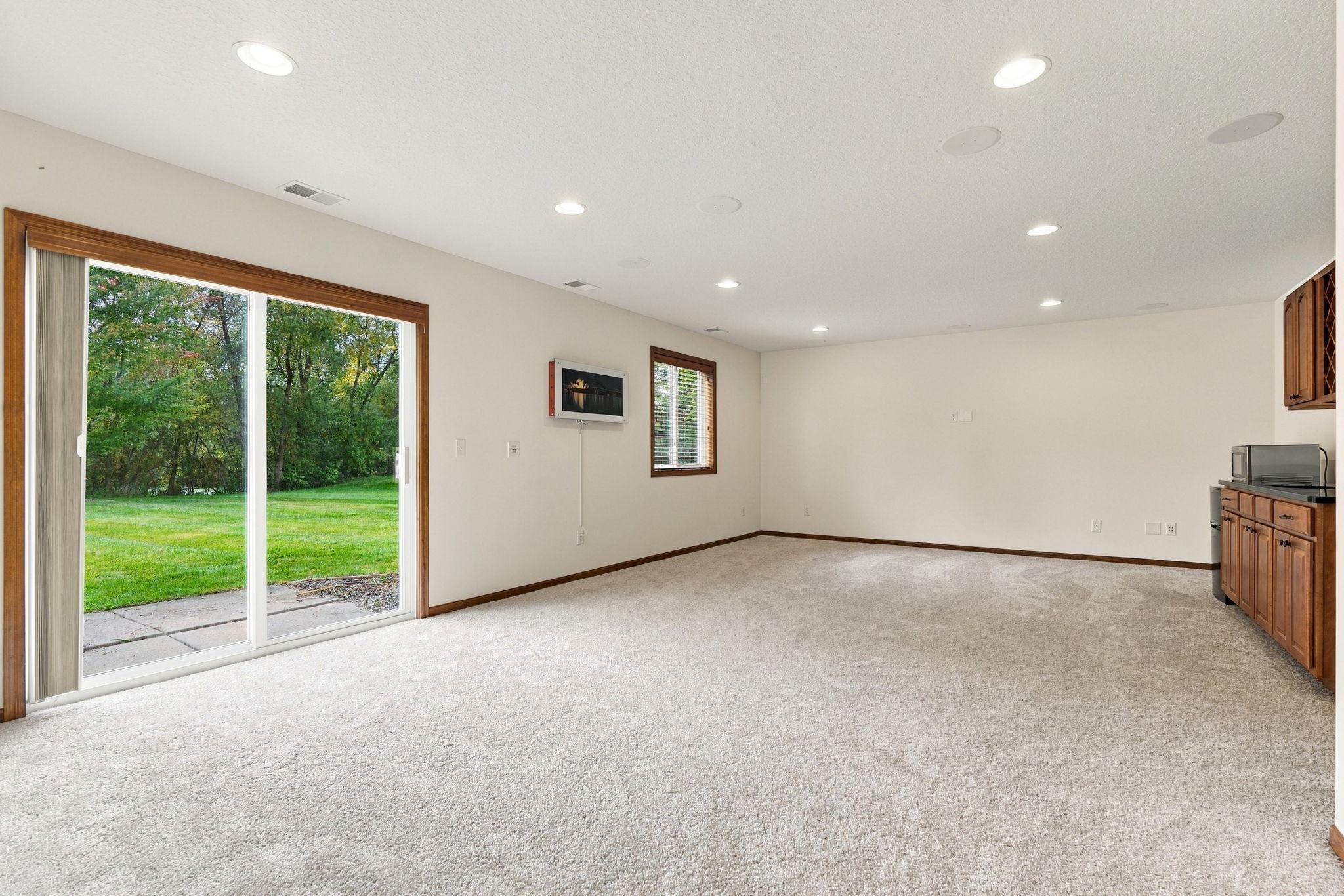 49-web-or-mls-6813 67th St-49.jpg