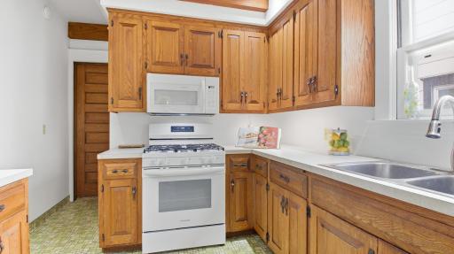 Newer appliances (2025) and under-cabinet lighting.
