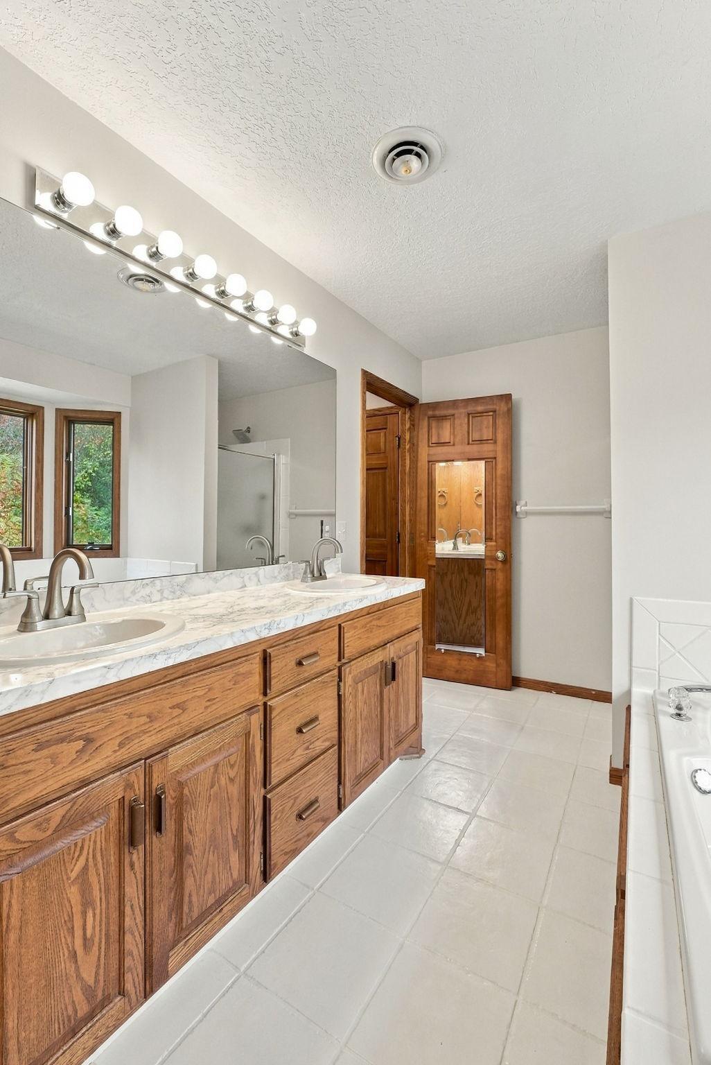 Double vanity in primary bathroom