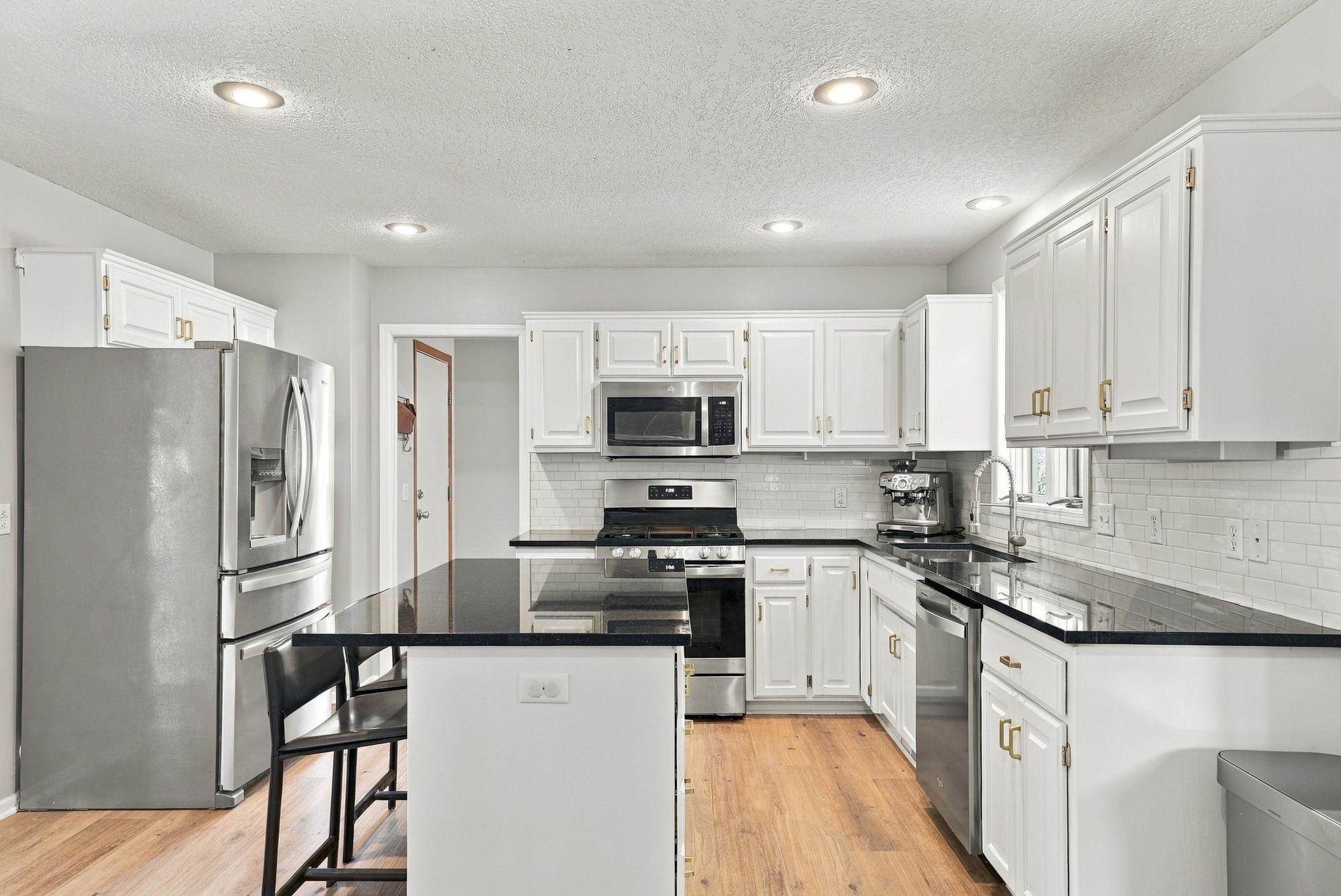 The breakfast nook at the center island is so convenient!