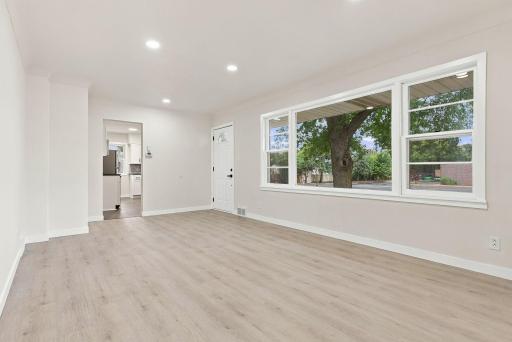 8-web-or-mls-1038_Larpenteur_Avenue_West_Saint_Paul_02201.jpg
