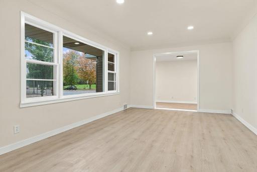 4-web-or-mls-1038_Larpenteur_Avenue_West_Saint_Paul_02196.jpg