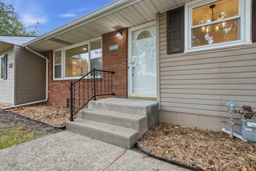 3-web-or-mls-1038_Larpenteur_Avenue_West_Saint_Paul_02181.jpg