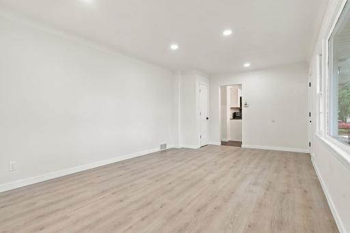 13-web-or-mls-1038_Larpenteur_Avenue_West_Saint_Paul_02211.jpg