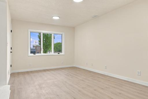 23-web-or-mls-1038_Larpenteur_Avenue_West_Saint_Paul_02236.jpg