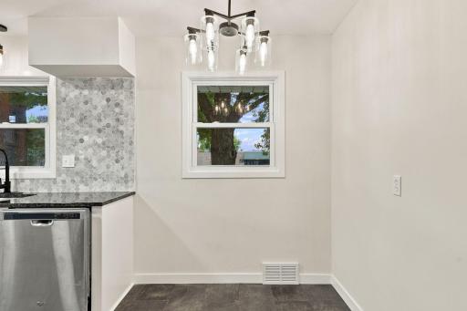 27-web-or-mls-1038_Larpenteur_Avenue_West_Saint_Paul_02246.jpg