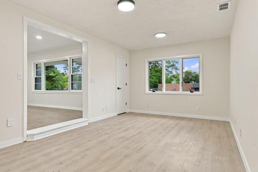 21-web-or-mls-1038_Larpenteur_Avenue_West_Saint_Paul_02231.jpg