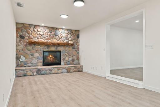17-web-or-mls-1038_Larpenteur_Avenue_West_Saint_Paul_02221.jpg