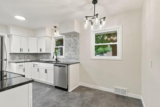 25-web-or-mls-1038_Larpenteur_Avenue_West_Saint_Paul_02241.jpg