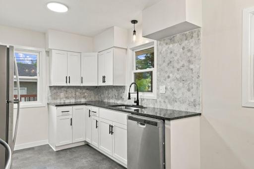 29-web-or-mls-1038_Larpenteur_Avenue_West_Saint_Paul_02251.jpg