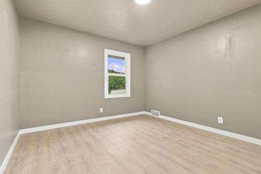 44-web-or-mls-1038_Larpenteur_Avenue_West_Saint_Paul_02301.jpg