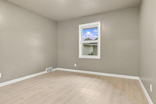 40-web-or-mls-1038_Larpenteur_Avenue_West_Saint_Paul_02291.jpg