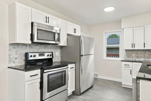 31-web-or-mls-1038_Larpenteur_Avenue_West_Saint_Paul_02261.jpg