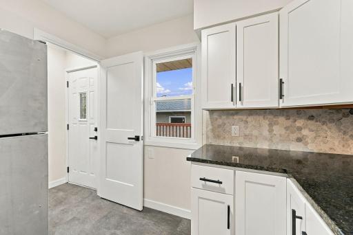 36-web-or-mls-1038_Larpenteur_Avenue_West_Saint_Paul_02281.jpg