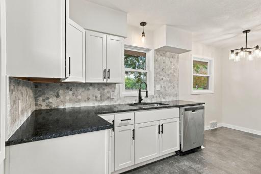 33-web-or-mls-1038_Larpenteur_Avenue_West_Saint_Paul_02271.jpg