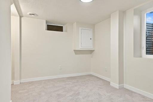 65-web-or-mls-1038_Larpenteur_Avenue_West_Saint_Paul_02371.jpg