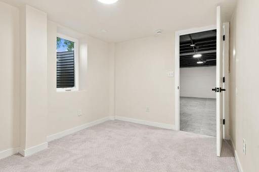 69-web-or-mls-1038_Larpenteur_Avenue_West_Saint_Paul_02381.jpg