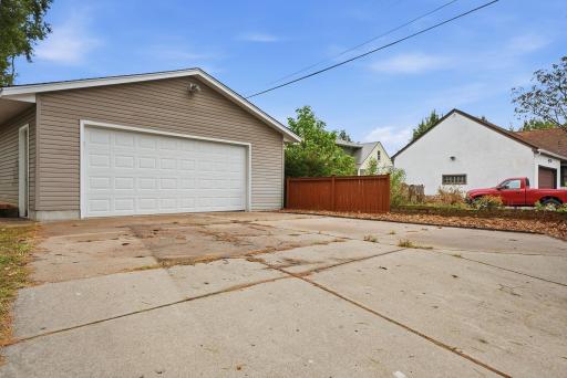 79-web-or-mls-1038_Larpenteur_Avenue_West_Saint_Paul_02436.jpg