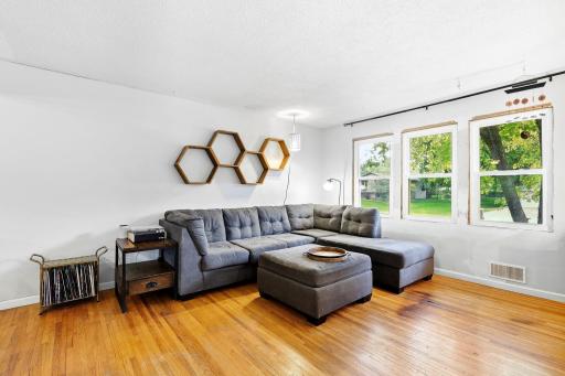 8-web-or-mls-18423-Italy-Ave-Interior-02.jpg