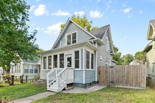 Beautifully maintained 2-story steps from Frogtown Farm Park !