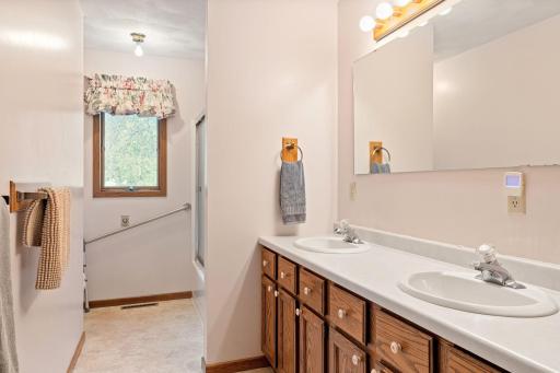 930 Ridgeview Place NE, Owatonna, MN 55060