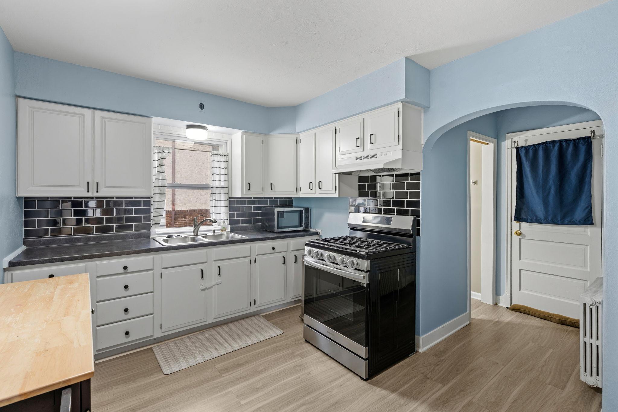 14-web-or-mls-261 W Robie St 1-14.jpg
