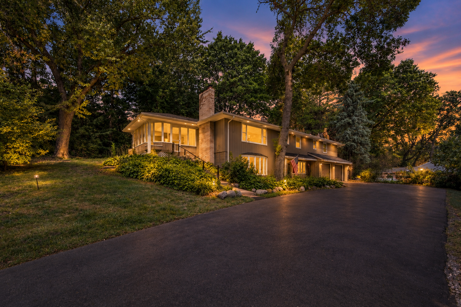 Welcome to 18030 20th Ave N in the Imperial Hills neighborhood of Plymouth.