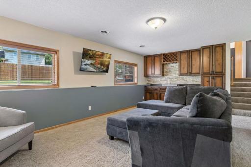 1049 Bonnieview Drive, Woodbury, MN 55129
