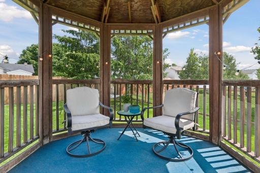 1049 Bonnieview Drive, Woodbury, MN 55129