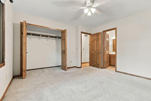 1980 Timber Wolf Trail N, Eagan, MN 55122